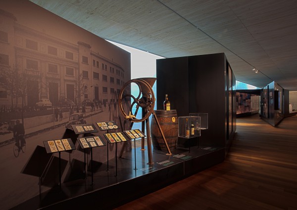 Algunos objetos e imágenes históricas en la exposición permanente del Museo San Telmo