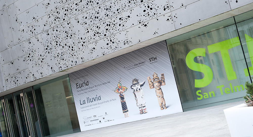 Cartel de la Exposición La Lluvia en la fachada del Museo San telmo