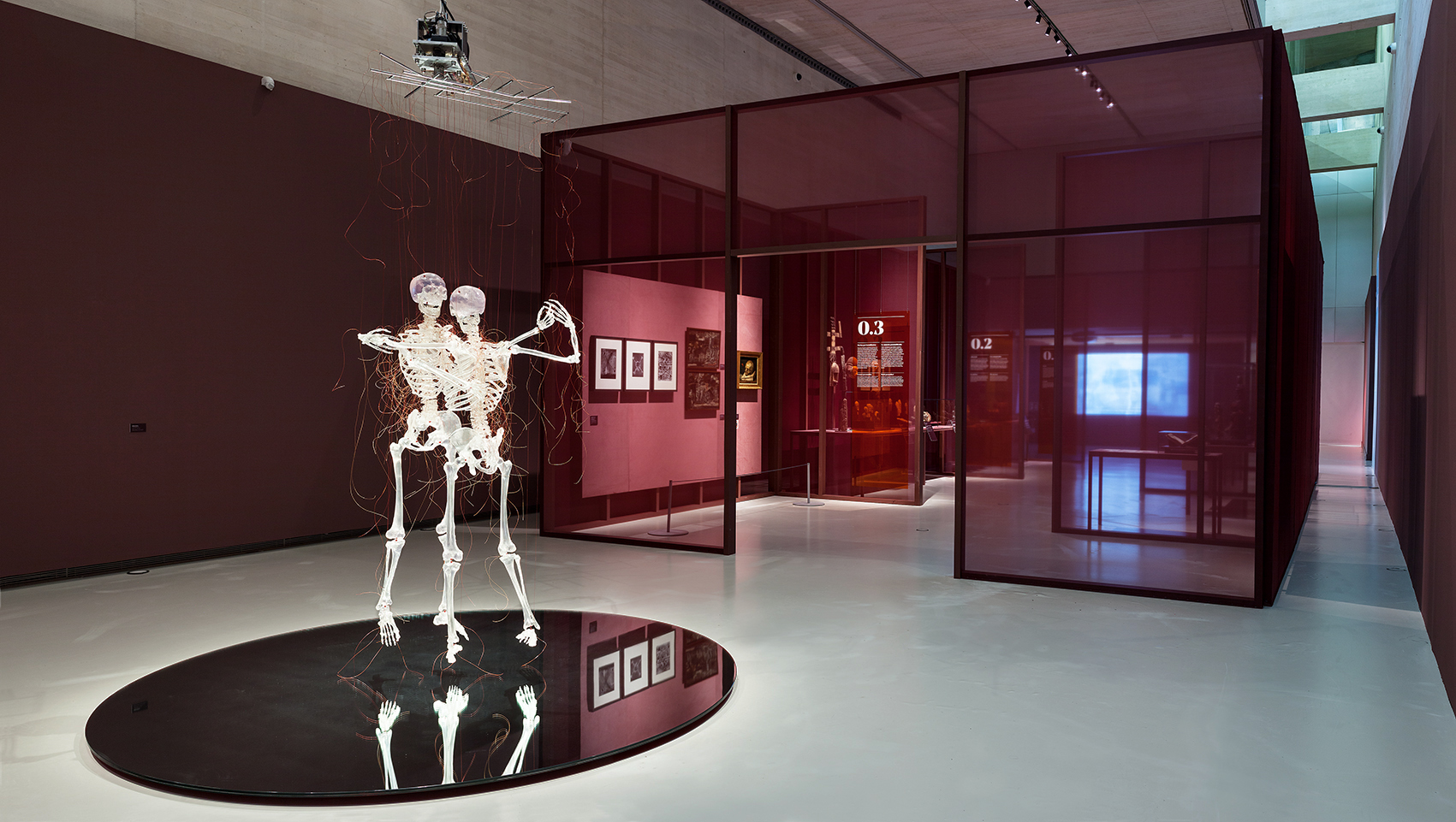 Dos esqueletos bailando, parte de la museografía de la Exposición Heriotza