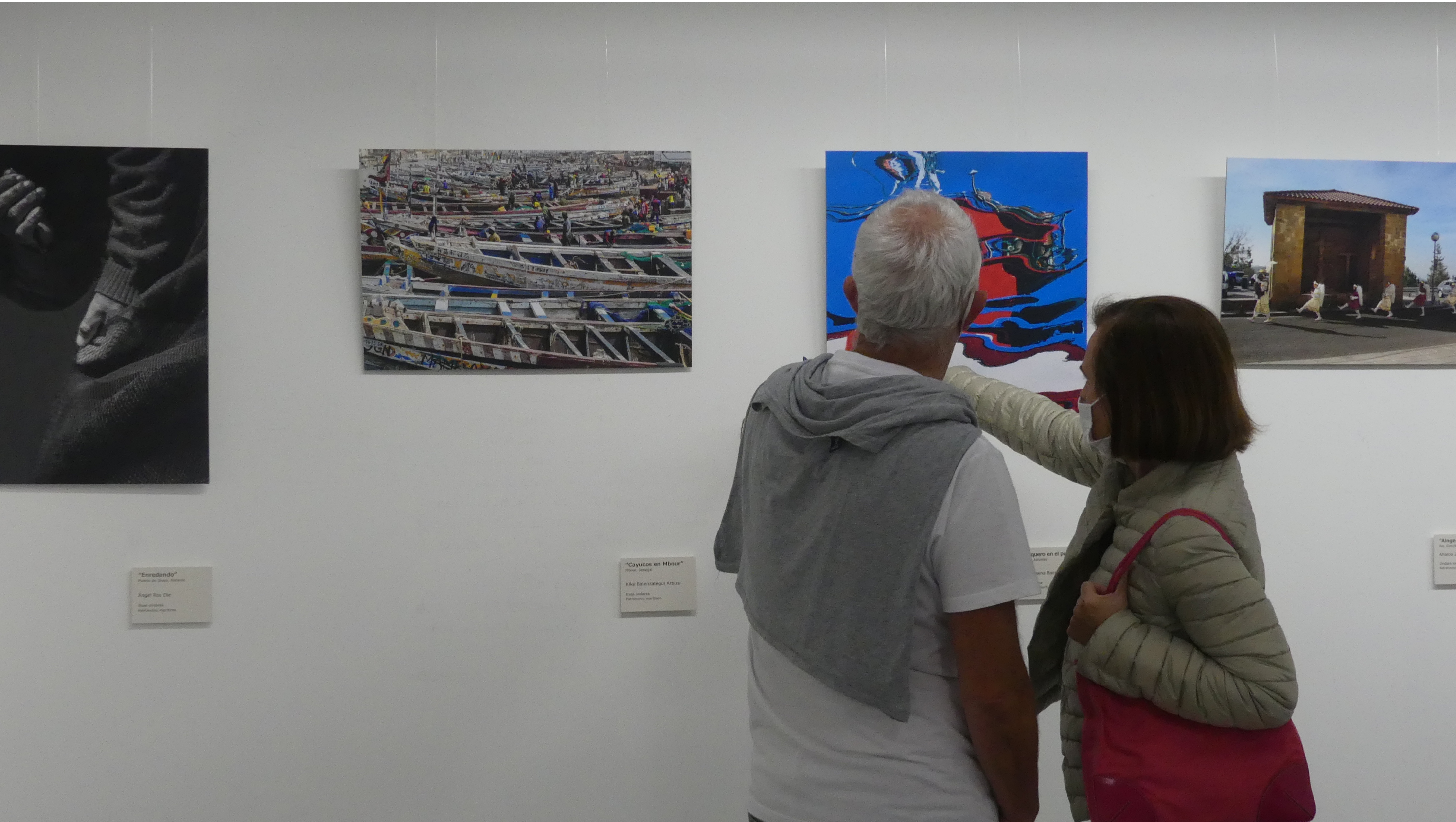 Dos personas miran la exposición fotográfica de Miradas al patrimonio