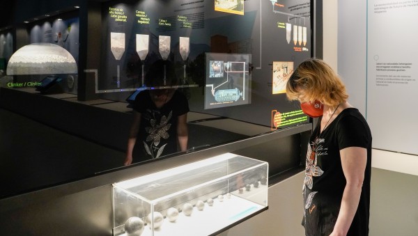 Una mujer observa la exposición del museo Cemento Rezolar