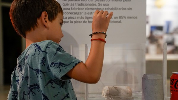 Un niño observa la exposición del museo cemento rezola.