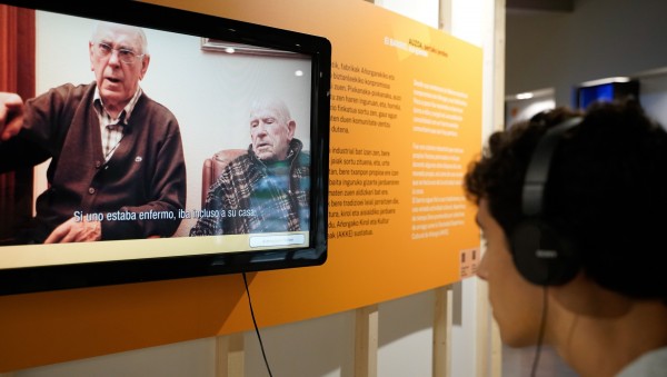 Una persona observa un vídeo en el museo Cemento Rezola
