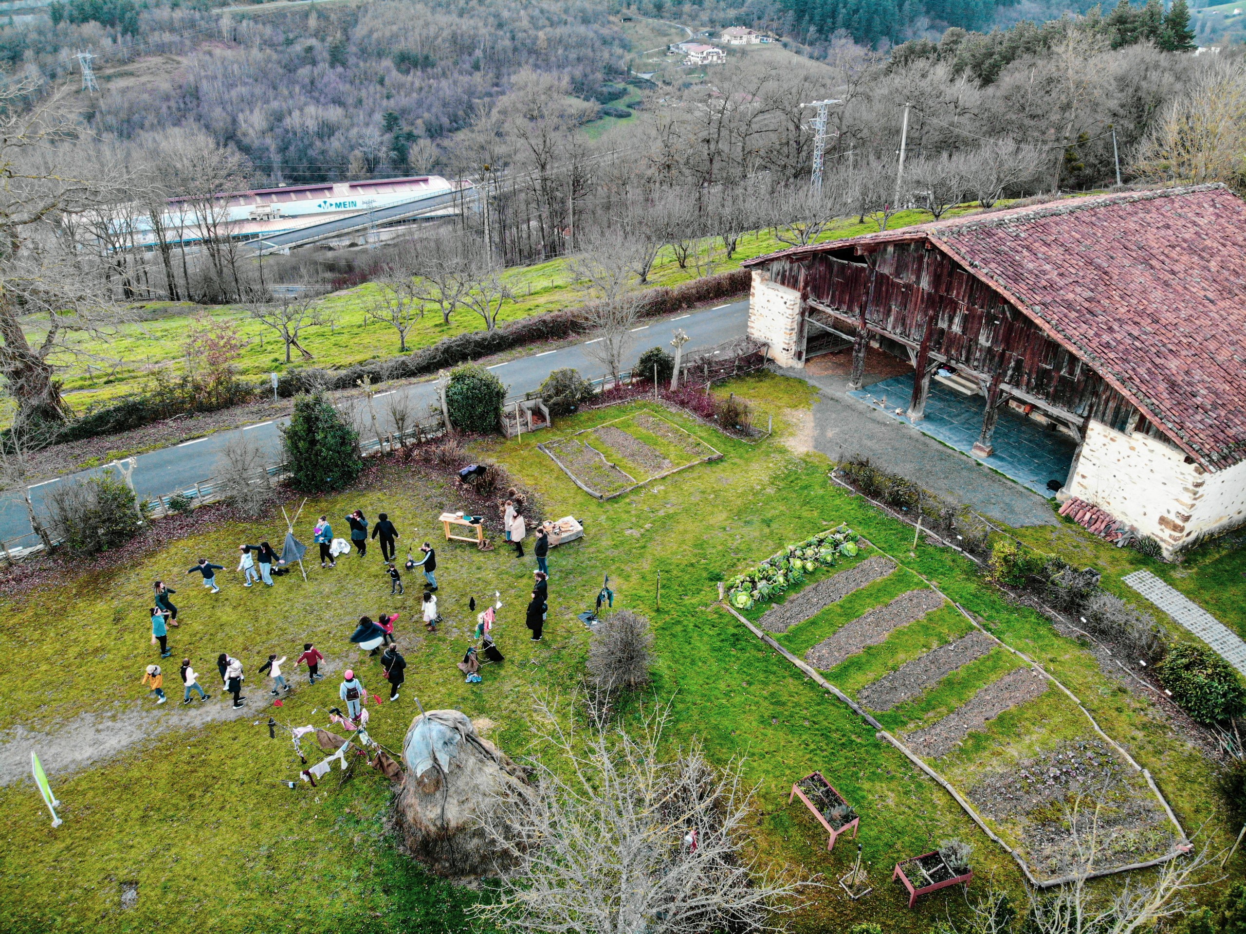 Vista área del caserío museo Igartubeiti durante una actividad del proyecto Barne Begiradak