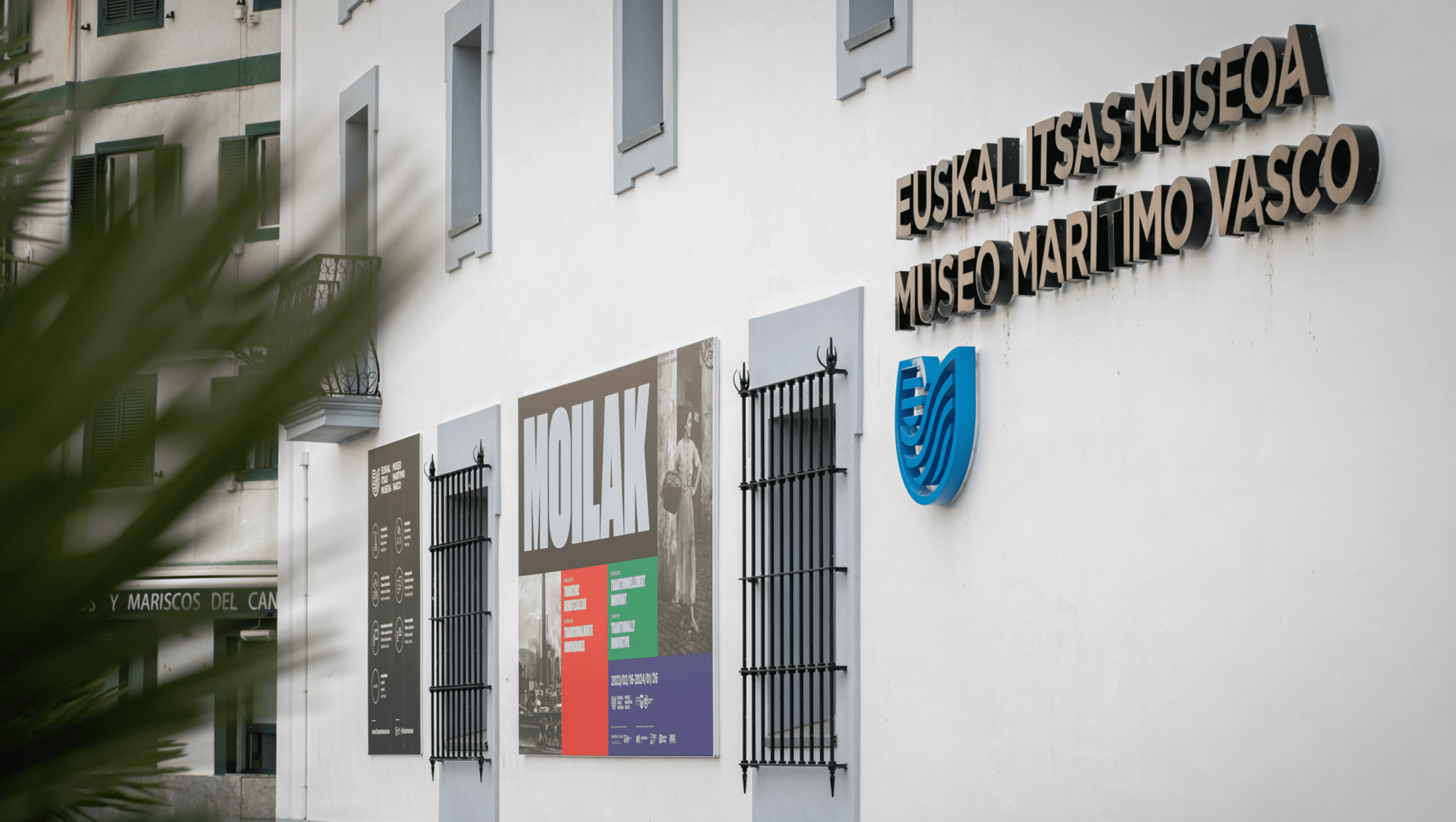 Exterior de la fachada del Euskal itsas Museoa de San Sebastián en la que se ve el cartel de la exposición Moillak