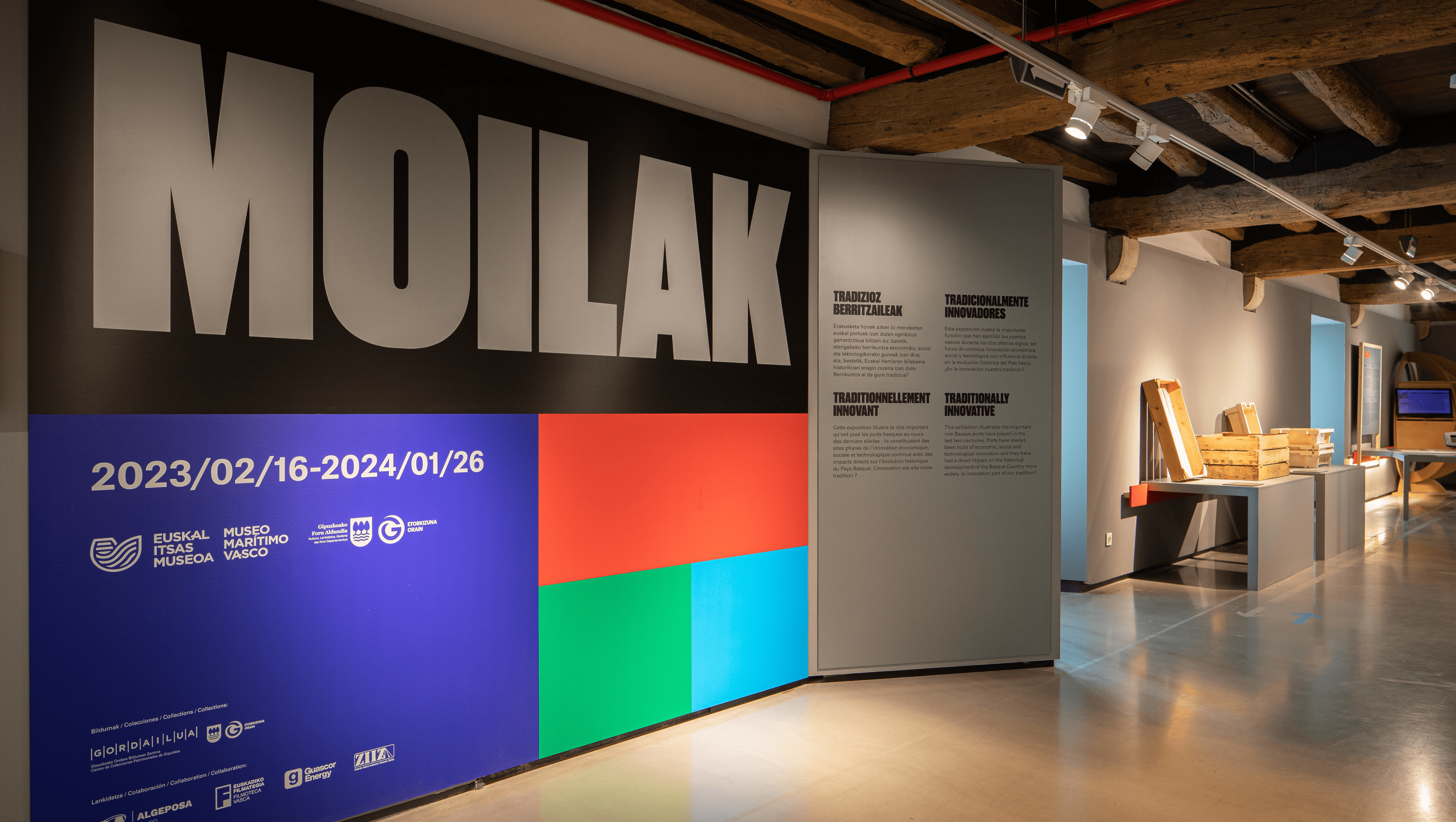 Fotografía de la primera imagen que da la bienvenida a la exposición Moillak, el cartel de la muestra
